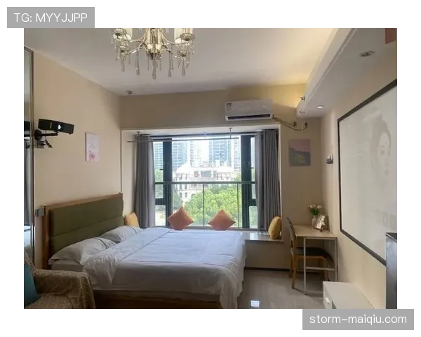 刷到杨瀚森的生活照，球场像猛兽，家里像网红民宿，名牌和早午餐并存，反差我顶不住